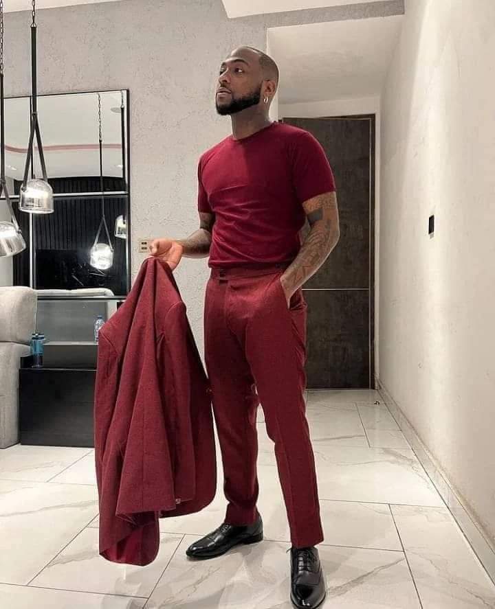 Image de Célébrités. Le très populaire artiste nigérian, Davido, l'auteur de l'album à succès "Timeless" révélé qu'il prenait 100 milles Dollar soit une cinquantaine de milliions de FCFA pour une collaboration lorsqu'il te connais. Imaginez donc lorsqu'il ne te connais pas. Je trouve que c'est un montant quand même élevé, surtout lorsqu'on tient compte du contexte africain. Qu'en dites vous ?