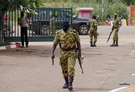 Image de Affaires Etrangères. Visiblement que les choses ne s’améliorent pas au Burkina. En effet, après l’attaque terroriste, ce sont les hommes de l’ex-RSP qui eux à leur tour ont fait preuve de violence à Ouaga. Les hommes du General Diendéré protestataires et récalcitrants ont attaqué un dépôt d’armes ce qui a fait souffler un vent de panique sur la ville de Ouaga. Rappelons que le General Diendéré, patron De l’ex-RSP (Régiment de la Sécurité Présidentielle), est actuellement détenu après un coup d’état manqué dont ils étaient, lui et ses hommes, les responsables.