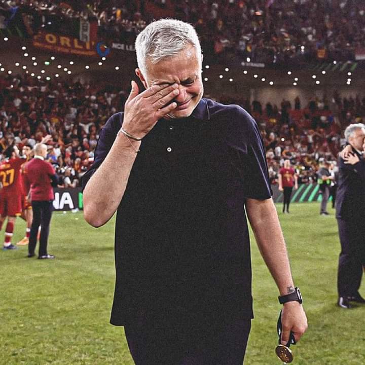 Image de Football. Alors que le club de la capitale italienne, l'As Rome, n'avait pas encore remporté de titre européen, cette malédiction sera brisée avec l'arrivée du technicien portugais José Mourinho. Grâce à Mourinho, les italiens ont remporté la Conference League l'an dernier et sont en passe de remporter leur second trophée pour la seconde année de suite, l'Europa league. Les italiens de l'As Rome sont qualifiés pour la finale de l'Europa league après avoir éliminé les allemands de Leverkusen en demi finales. Les poulains de José Mourinho croiseront le fer en finale avec les espagnols du FC Séville. Pensez vous que l'As Rome remportera le trophée ?