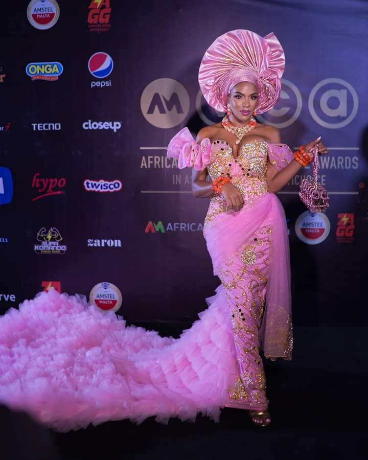 Deuxième Image de Célébrités. Ce fut la cérémonie de lancement de l'African Magic Viewers Choice Awards (AMVCA) au Nigeria ce weekend. Ce qui a retenu l'attention, c'est l'habillement des célébrités présentes à l'événement. On pouvait, à travers ces tenues, parcourir le patrimoine vestimentaire du Nigeria. Voici quelques tenues qui ont retenues notre attention, laquelle préférez-vous ?