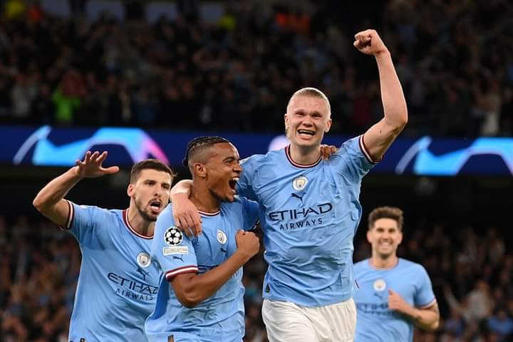 Image de Football. Après être resté en tête presque tout le long de la compétition, les Gunners vont final tomber à l'approche de la ligne d'arrivée. Alors que 4 points les séparaient du leader à 2 journées de la fin du championnat, la défaite d'Arsenal face à Nottingham (1:0), lors de l'avant dernière journée du championnat, permet à Pep Guardiola et Manchester City de terminer premier de la compétition, avec 3 matchs à jouer. Que dire de ce championnat qui fut indécis jusqu'à la fin. Bravo à Manchester City et tous mes encouragements à Arsenal FC qui devra aborder la saison prochaine avec une nouvelle stratégie car celle ci n'a finalement pas très bien marché. Que dire du parcours d'Arsenal et de Manchester City ?