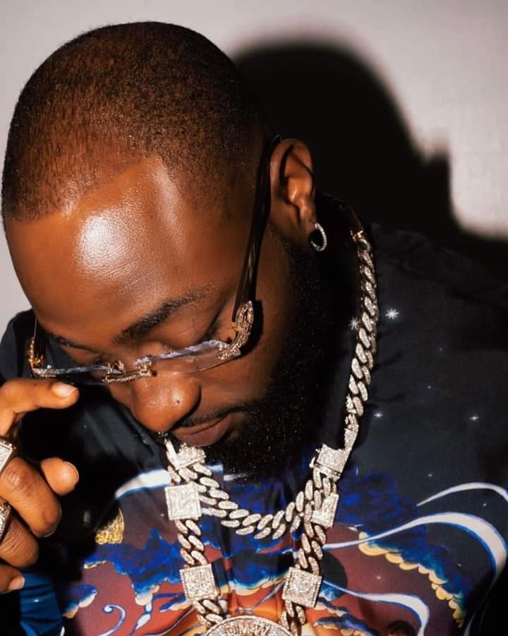 Image de Célébrités. Grâce à sa collaboration avec la marque allemande PUMA, le célèbre artiste nigérian Davido s'est vu octroyer le jet privé de la marque pour se rendre à Londres afin de célébrer le trophée de Manchester City, récent vainqueur du championnat anglais même si le championnat n'est pas encore à sa fin. Quel privilège. Qu'en dites vous ?