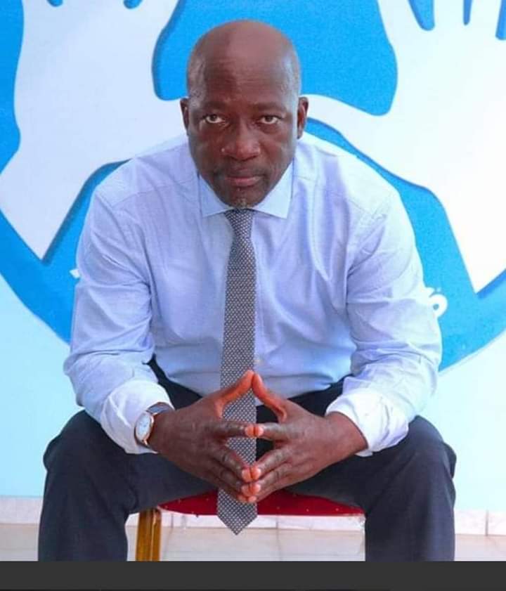 Image de Politique. Alors que son mentor Laurent Gbagbo crie au scandale alors que son nom n'apparaisse pas sur la liste électorale, Charles Blé Goudé, par contre, lui joue la carte de la résilience. N'ayant pas lui aussi son nom sur la liste électorale, Blé Goudé, Président du Cojep, a dit comprendre la raison et même s'il dit être déçu, accepte ce choix. Cette décision de Charles Blé Goudé ne serait-ce pas jeter l'éponge sur l'arène politique ? Pourquoi renoncer aussi facilement à un droit alors qu'on a été acquitté ? Comprenez vous cet acte de Charles Blé Goudé ?