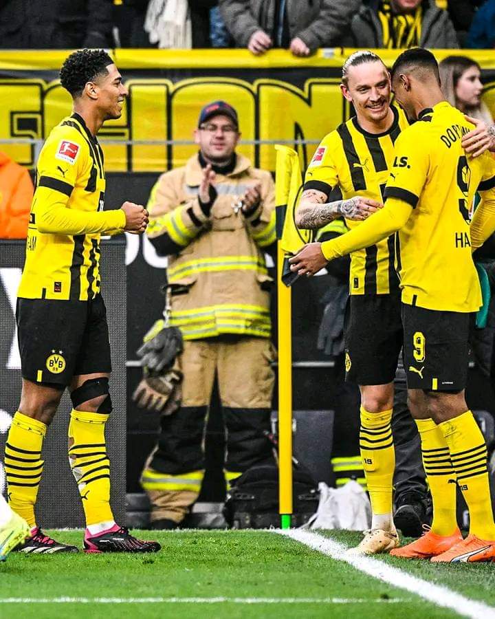 Deuxième Image de Football. Il faut dire que l'ivoirien n'a rien perdu de son talent malgré sa longue absence des pélouses. Grâce à son doublé lors de la rencontre de l'avant dernière journée du championnat allemand contre Ausburg, Haller permet ainsi à son club de passer en tête de la Bundesliga à une journée de la fin du championnat, devançant ainsi le Bayern de 2 points. Le titre se jouera lors de la dernière et prochaine journée. Haller et ses coéquipiers ont désormais leur destin en main. Qui d'entre le Bayern et Dormund terminera leader de la Bundesliga ?