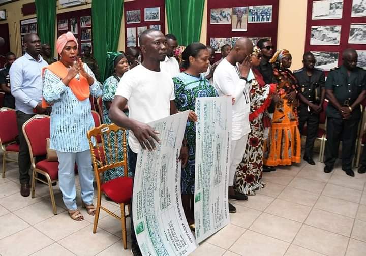 Image de Société. Nous nous souvenons des casques bleus ivoiriens qui ont perdu la vie au Mali, lors d'une attaque des djihadistes sur Tombouctou en 2021. Afin d'éponger les larmes des familles endeuillées, chaque famille ayant droit recevra 48 millions de FCFA comme indemnité, telle est l'annonce faite par l'État major ivoirien. Que pensez vous de cette indemnité ? Source: l'infodrome.