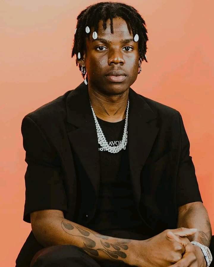 Image de Célébrités. À seulement 23 ans, le jeune artiste nigérian, Rema, détient le record de l'album africain le plus écouté de tous les temps sur Spotify avec le Deluxe de Calm Down. Il faut dire que Calm Down a permis à l'artiste de connaître un rayonnement international qui lui permettra bientôt de se produire à l'O²Arena de Londres. Quel titre de cet artiste connaissez vous en dehors de Calm Down?