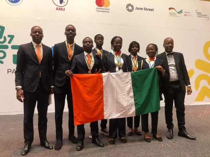 Image de Société. A l'occasion des Olympiades Panafricaines de Mathématiques au Rwanda,les ivoiriens ont remporté 6 trophées à savoir 2 médailles d'argent et 4 médailles de bronze. Une performance à applaudir et je crois qu'avec un meilleur encadrement, on remportera certainement des médailles d'or les prochaines éditions. C'est un pan de notre éducation sur lequel l'on doit vraiment se pencher, à savoir promouvoir l'intelligence et encourager l'excellence. Qu'en dites vous?