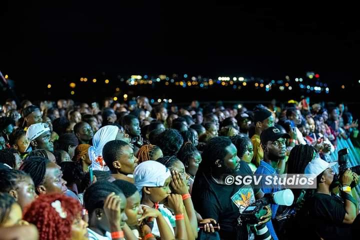 Deuxième Image de Célébrités. Il s'agit bien de la release party de Roseline Layo qui s'est tenu ce weekend à l'université de Cocody. Le grand public a répondu présent au rendez-vous. Parmi le public, on pouvait compter des artistes, des hommes de médias, et d'autres célébrités. Voici quelques images du show. Y avez vous été ? Que dire du titre " Mogo fariman" qui fait actuellement le buzz?