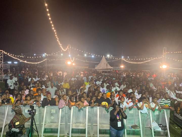 Troisième Image de Célébrités. Il s'agit bien de la release party de Roseline Layo qui s'est tenu ce weekend à l'université de Cocody. Le grand public a répondu présent au rendez-vous. Parmi le public, on pouvait compter des artistes, des hommes de médias, et d'autres célébrités. Voici quelques images du show. Y avez vous été ? Que dire du titre " Mogo fariman" qui fait actuellement le buzz?