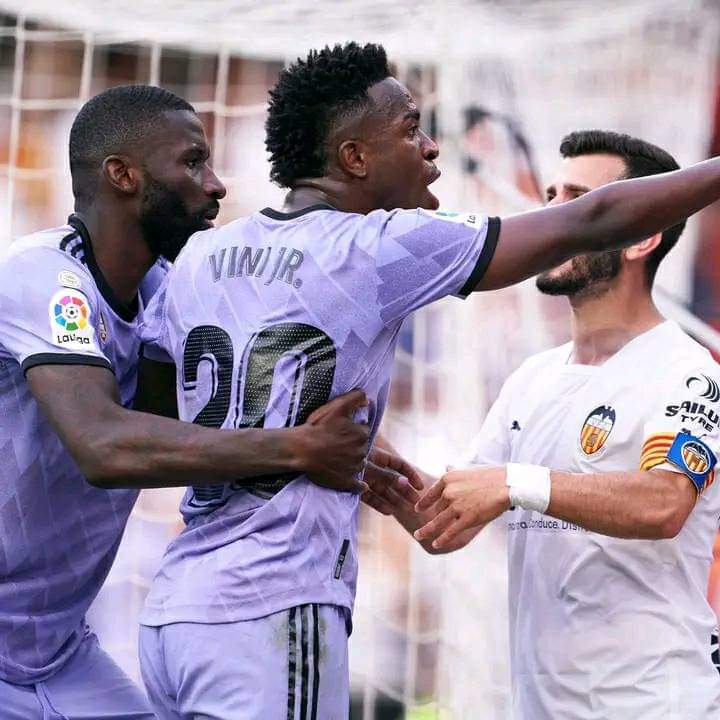 Troisième Image de Football. Tous ceux qui ont suivi la rencontre de ce dimanche entre le Real Madrid et Valence ont pu constater l'injustice dont a été victime le joueur brésilien du Real, en occurence Vinicius Jr. Victime d'insultes racistes, le joueur n'a pas pu contenir sa colère et sera finalement expulsé par un carton rouge. Néanmoins, le joueur va recevoir du soutien de plusieurs acteurs majeurs du football mondial dont le président Infantino. Pour ceux qui n'ont pas pu suivre le match, voici quelques images, appréciez et dites ce que vous en pensez.