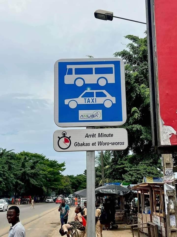 Image de Société. C'est une innovation qui vient corroborer la volonté des autorités ivoiriennes à insuffler du sang neuf dans le fonctionnement des transports en Côte d'Ivoire. Des arrêts-minute pour les Gbaka et les woro-woro ou taxi communaux? Une belle idée, loin de l'anarchie observée dans cet aspect de la mobilité urbaine. Avant, un client justifiait un arrêt, qu'il veuille descendre ou emprunter que ce soit le Gbaka ou le taxi communal dit woro-woro. Désormais on sait où s'arrêter pour emprunter ou descendre d'un véhicule. Que pensez vous de cette idée ?