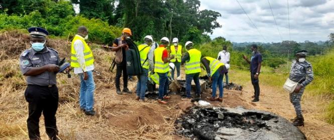 Image de Société. La population de Guehibly, dans l'ouest de la Côte d'Ivoire, a été alertée par un bruit assourdissant matérialisé par l'apparition d'un liquide visqueux noirâtre sur l'une des montagnes de la région. Vu que ce fait est inédit dans la région, la population ne sachant pas quoi penser de cette coulée de lave, a été prise de peur. Averti de la situation, les autorités se sont dépêchées sur le site où des prélèvements ont été faits. Déjà les autorités médicales ont levé tout danger lié à de la radioactivité et ont promis que les résultats des analyses seront disponibles d'ici 3 semaines. Pensez-vous que ce serait de la lave volcanique ?