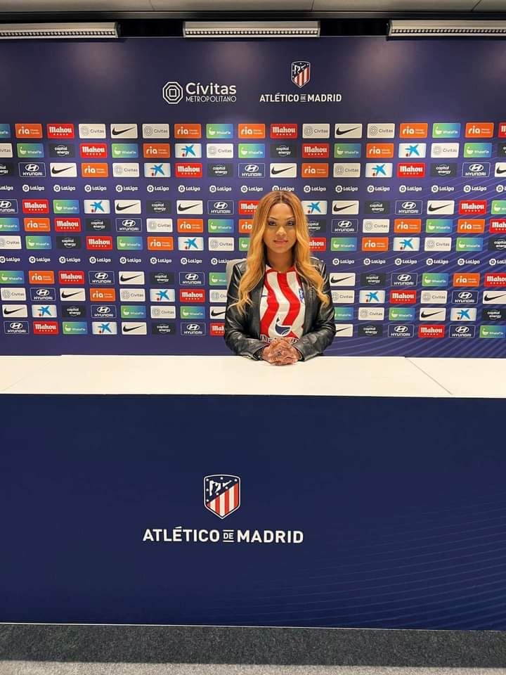 Deuxième Image de Célébrités. La célèbre influenceuse ivoirienne Marie Paule Adjé s'est rendue en Espagne afin d'assister à un match de la Liga,celui de la 37ème journée opposant le Real Sociedad à l'Athletico Madrid. C'est un voyage qui lui a été offert par la Liga (ligue espagnol de football) en collaboration avec Cody's Drinks et Canal + Côte d'Ivoire. Elle est la première créatrice de contenu à bénéficier de ce privilège. Que pensez-vous de Marie Paule ?