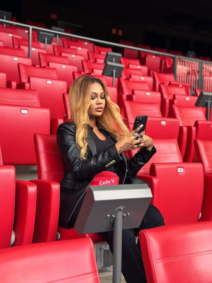 Quatrième Image de Célébrités. La célèbre influenceuse ivoirienne Marie Paule Adjé s'est rendue en Espagne afin d'assister à un match de la Liga,celui de la 37ème journée opposant le Real Sociedad à l'Athletico Madrid. C'est un voyage qui lui a été offert par la Liga (ligue espagnol de football) en collaboration avec Cody's Drinks et Canal + Côte d'Ivoire. Elle est la première créatrice de contenu à bénéficier de ce privilège. Que pensez-vous de Marie Paule ?