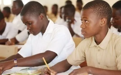 Image de Société. C'est une situation que l'on a connu et qui perdure en dépit des mesures d'interdiction du ministère de l'éducation. En effet, des cours de renforcement sont généralement organisés afin de préparer les examens de fin d'année pour les uns ou terminer le programme scolaire pour les autres. C'est une bonne initiative, mais le hic c'est que les cours sont faits payant. Les enseignants demandent donc aux élèves de payer de l'argent pour prendre part aux cours. Une situation discriminatoire qui tend à défavoriser les plus démunis alors que l'école est faite gratuite par l'État, justement, pour éviter cette injustice. Avez-vous connu cette situation ? Combien payiez-vous à l'époque pour ces cours de rattrapage ou de renforcement ?