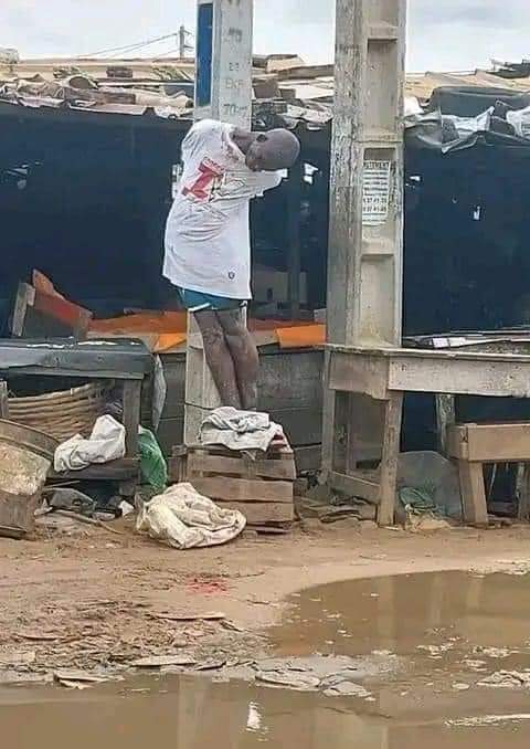 Image de Faits Divers. Un corps sans vie a été aperçu attaché à un poteau électrique dans une rue de Port-Bouet, une commune dans le sud d'Abidjan. La position de ce corps laisserait penser à un crime commis par des agresseurs. Cependant rien n'a été dit sur les circonstances de cette mort. Que pensez vous de la sécurité à Abidjan ?