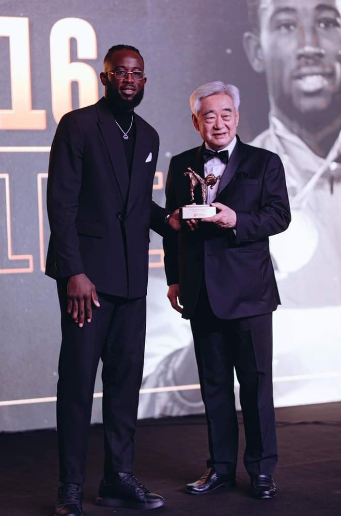 Image de Célébrités. Le taekwondo-in ivoirien, Cheick Cissé, a été désigné meilleur athlète des jeux olympiques de 2016. C'est un immense honneur qui est ainsi fait non seulement à l'athlète lui même, mais au-delà, à toute la fédération ivoirienne de taekwondo puis à toute la nation et le sport ivoirien. Bravo à Cheick pour ce titre. Que pensez vous de cette distinction ?