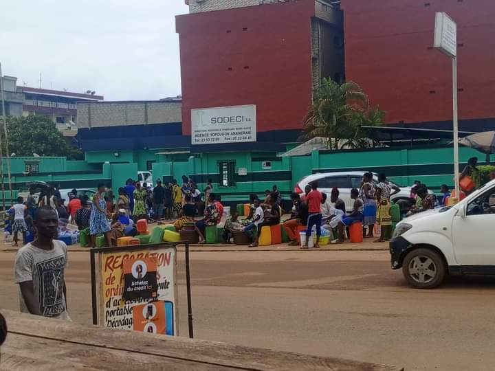 Image de Société. Une coupure d'eau de 6 jours à compter du vendredi 26 Mai a été annoncée dans la ville d'Abidjan. Cette malheureuse situation touche particulièrement la commune de Yopougon dans le Nord Ouest d'Abidjan. La situation serait liée à un dégât majeur sur les installations de la Sodeci (Société Ivoirienne De Distribution d'Eau). Cela va bientôt faire 5 jours que cette situation est venue accentuée les difficultés de distribution d'eau déja existantes en ce qui concerne l'eau dans cette partie de la ville. Avant, on n'avait pas d'eau convenablement mais là, on constate le pire, aucune goutte d'eau ne coule des robinets. Cette situation va pousser la population à manifester son mécontentement en faisant un sit-in devant les locaux de la Sodeci à Yopougon Anananeraie. Même si la Sodeci a informé que ces équipes étaient en train de régler le problème, il faut dire que tenir 5 jours sans eau n'est pas du tout aisé. L'on ne peut rien faire sans ce précieux liquide qui représente la vie. Sans eau, pas de vie. Il reste encore une journée à tenir. Comment vivez vous cette situation à Yopougon ou ailleurs à Abidjan?