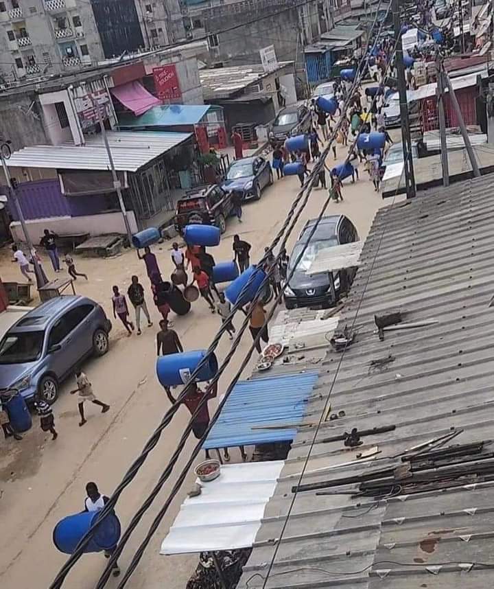 Deuxième Image de Société. Une coupure d'eau de 6 jours à compter du vendredi 26 Mai a été annoncée dans la ville d'Abidjan. Cette malheureuse situation touche particulièrement la commune de Yopougon dans le Nord Ouest d'Abidjan. La situation serait liée à un dégât majeur sur les installations de la Sodeci (Société Ivoirienne De Distribution d'Eau). Cela va bientôt faire 5 jours que cette situation est venue accentuée les difficultés de distribution d'eau déja existantes en ce qui concerne l'eau dans cette partie de la ville. Avant, on n'avait pas d'eau convenablement mais là, on constate le pire, aucune goutte d'eau ne coule des robinets. Cette situation va pousser la population à manifester son mécontentement en faisant un sit-in devant les locaux de la Sodeci à Yopougon Anananeraie. Même si la Sodeci a informé que ces équipes étaient en train de régler le problème, il faut dire que tenir 5 jours sans eau n'est pas du tout aisé. L'on ne peut rien faire sans ce précieux liquide qui représente la vie. Sans eau, pas de vie. Il reste encore une journée à tenir. Comment vivez vous cette situation à Yopougon ou ailleurs à Abidjan?