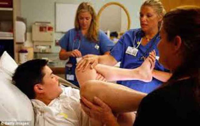 Image de Insolite. C’est une expérience vraiment extraordinaire. Thomas Beatie est le premier « homme » a donner naissance. Le fait est que Thomas est né femme puis a décidé de faire disparaître ses seins et a apporté des changements hormonaux à son corps et est passé ainsi de femme à homme. Cependant Thomas a gardé son sexe féminin car selon lui il espérait avoir des enfants un jour. C’est alors qu’il s’est fait inséminé à 34ans par sa femme Nancy (45 ans), à domicile, avec le sperme d’un donneur anonyme. Thomas et sa fille se portent très bien.