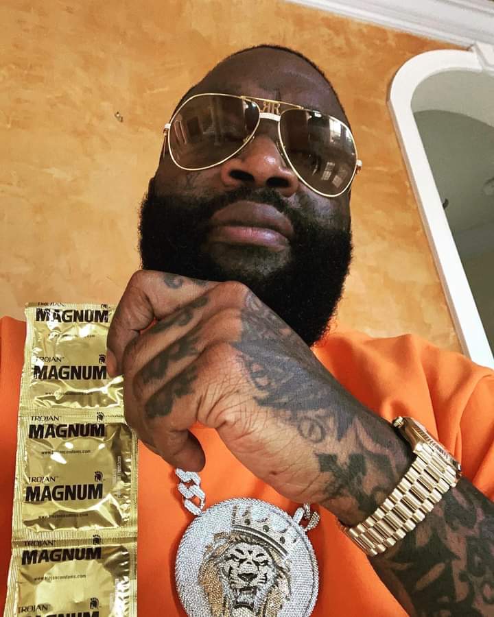 Image de Célébrités. Loin d'un sentiment d'amour cupidon, c'est plutôt que le producteur et rappeur américain Rick Ross apprécie la musique de la jeune chanteuse nigériane, Ayra Starr et aurait même dit qu'il serait au Nigeria pour elle. Effectuera-t-il vraiment le voyage au Nigéria ou c'est juste une blague pour dire combien il apprécie la jeune dame? Le temps nous en dira plus mais déjà que pensez-vous de cette réaction à l'égard de Ayra?