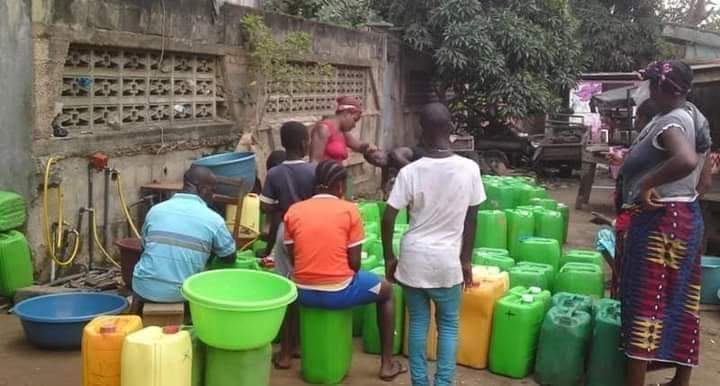 Image de Société. Cela faisait pratiquement 6 jours qu'une pénurie d'eau avait été signalée dans plusieurs quartiers d'Abidjan, particulièrement à Yopougon, la plus grande commune d'Abidjan. Depuis la journée d'hier, tout semble être entré dans l'ordre, les premières gouttes d'eau ont pu sortir des robinets après cette longue période de disette. Je le dis car je l'ai constaté hier, à Yopougon Académie, qu'en est-il chez vous ?