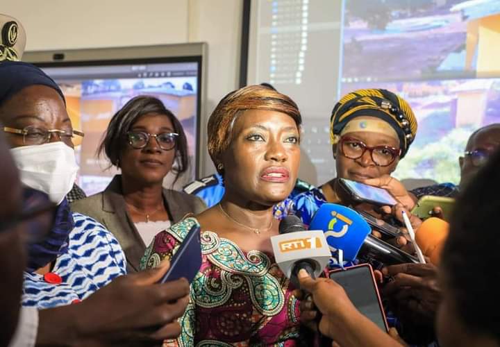 Image de Société. Nous sommes en fin d'année scolaire en Côte d'Ivoire et l'on a le regard rivé sur les examens à grands tirages qui démarrent bientôt avec le CEPE, suivi du BEPC et enfin le Baccalauréat, pour ce qui concerne le primaire et le secondaire. Pour apporter plus de crédibilité aux résultats desdits examens, ceux-ci s'effectueront sous vidéo surveillance. Un moyen de mettre plus de pression à tous ceux qui envisageaient la fraude comme moyen d'obtenir leur diplôme. Mais mon inquiétude est de savoir si l'on a assez de moyens afin d'installer ces dispositifs dans tous les centres d'examens à travers le pays?