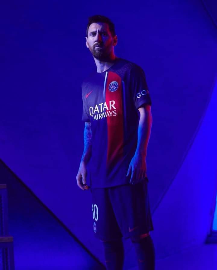 Deuxième Image de Football. L'entraîneur du Paris Saint-Germain (PSG) s'est prononcé sur le départ de Messi du PSG. Selon Christophe Galtier, Messi quittera bel et bien le club parisien ce mercato et que le match contre Clermont était le dernier match de Messi au PSG. Une offre pecunière pharaonique lui aurait été faite par un club arabe. Cependant, l'ancien club du joueur, à savoir le FC Barcelone, espère aussi récupérer le sept fois ballon d'or. Même si le départ du joueur n'est pas vraiment une grosse surprise, la question est de savoir où ira Messi. Retournera t-il au Barcelone ou acceptera t-il d'aller jouer dans le championnat arabe? Qu'en pensez-vous ?