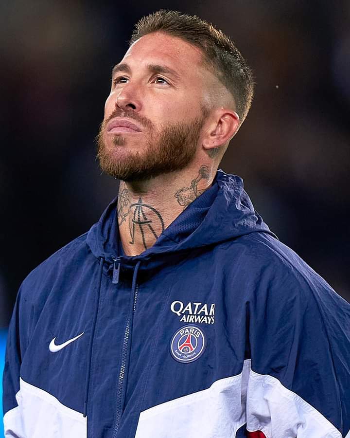 Image de Football. Le défenseur espagnol du Paris Saint-Germain (PSG) Sergio Ramos a annoncé son départ du club parisien à travers un message sur sa page internet. Un message dans lequel il remercie Paris de l'avoir accueilli et de l'avoir honoré pour ses deux années dans la capitale française. Même si aucun détail n'a été donné sur les raisons de son départ, le joueur espagnol ne ferme pas la porte à d'autres opportunités ou destinations. Que retenez-vous du passage de Sergio Ramos au PSG?