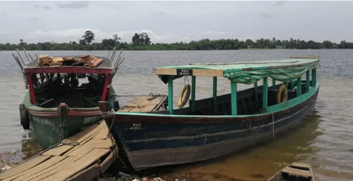 Deuxième Image de Faits Divers. Dans le but de faciliter le déplacement à leurs convives, des organisateurs d'un mariage vont user de ce moyen de déplacement naval précaire. Malheureusement celui ci va chavirer et fait au moins 6 morts dans la région de Tiebissou, dans le centre du pays. Toute la fête bascule au drame. J'ai toujours eu peur de ces pinasses surtout à cause de leur aspect sécuritaire. Et vous, que pensez-vous de ce moyen de transport ?