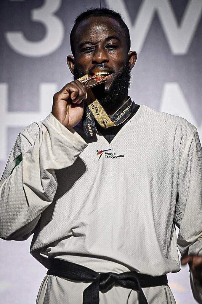 Image de Sport. L'ivoirien, Cheick Cissé Sallah a remporté le championnat du monde de taekwondo chez les hommes dans la catégorie des -87kg. Après avoir été élu au comité mondial des athlètes récemment puis désigné meilleur athlète des JO de 2016, c'est un autre bonheur qui frappe à la porte du jeune athlète. Bravo à l'athlète qui fait ainsi honneur à toute une nation. Rappelons que sa compatriote Ruth Gbagbi avait remporté la médaille de bronze chez les femmes. Que pensez-vous du taekwondo ivoirien ?