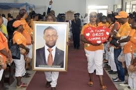 Image de Célébrités. Le défenseur international ivoirien Steve Gohouri, mort en Allemagne dans des conditions peu claires, vient d’être inhumé sur le sol ivoirien. Bien vrai que les ivoiriens et surtout la famille du défunt n’aient digéré la manière dont est mort le joueur, elle lui a rendu l’hommage du à son statut et qu’il méritait.