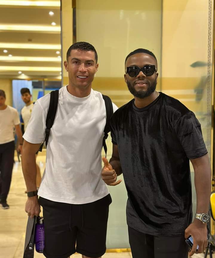 Image de Célébrités. Le très populaire artiste chanteur ivoirien DJ Kerozen a effectué le déplacement jusqu'en Arabie Saoudite afin de rencontrer son idole, et non l'un des moindres, il s'agit de Cristiano Ronaldo. Après avoir reçu un maillot dédicacé au préalable par le footballeur, Kerozen a jugé bon de le rencontrer en personne et ce fut le cas. Une rencontre qui a été possible grâce à l'intervention de l'international footballeur ivoirien Ghislain Konan évoluant dans le même club que le portugais. Il serait au début et à la fin de cette affaire qui fait le bonheur de l'artiste ivoirien. Et vous, avez-vous un idole? Que seriez vous capable de faire pour le rencontrer physiquement ?