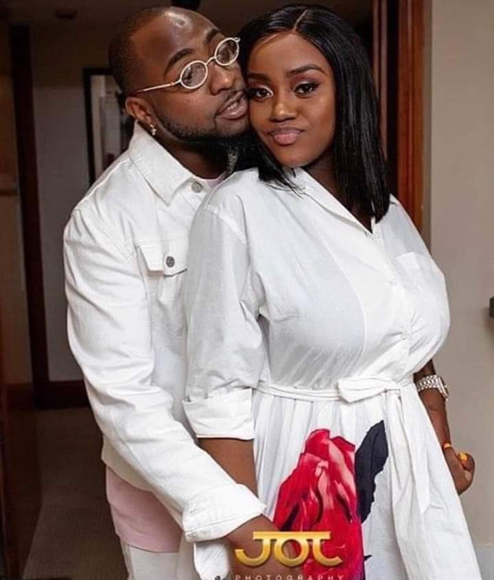 Image de Célébrités. L'artiste nigérian Davido a fait un révélation sur son épouse Chioma. Selon l'artiste, les deux auraient grandi ensemble. Il la connait depuis 20 ans. Elle le comprend et que l'épouser est la meilleure décision qu'il n'ait jamais prise. On peut comprendre pourquoi leur relation tient toujours en dépit de tous ce qu'ils ont traversés. Qu'en dites vous?