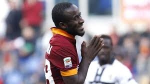 Image de Football. Le joueur ivoirien, Doumbia Seydou, actuellement sous contrat avec l’As Roma pourrait se retrouver bientôt à l’OM. Ce serait probablement un prêt, cependant il se pourrait que l’As Roma voudrait bien se séparer du joueur, autrement dire l’offrir à un club car lui pense ne plus avoir besoin du joueur dans son effectif.