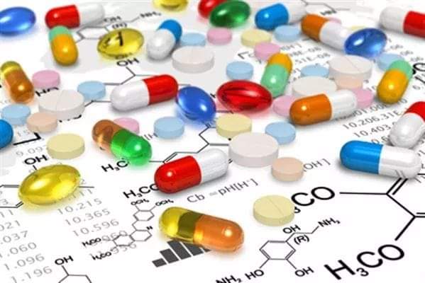 Image de Société. Les autorités ivoiriennes, dans le but de répondre aux besoins en produits pharmaceutiques du pays, mènent des démarches pour déjà être capable de couvrir 20% de ces besoins nationaux d'ici 2025. Pour se faire, l'accent sera mis sur la fabrication des produits génériques afin de permettre une meilleure prise en charge des cas possédant la CMU (Couverture Maladie Universelle), cette assurance santé obligatoire pour tout citoyen ivoirien. Je loue cette initiative et espère que cela sera vraiment effectif d'ici 2025, car le manque de produits même génériques laisse planer une ombre d'inefficacité quand à la possession de ladite assurance. Que pensez vous de cette initiative ?