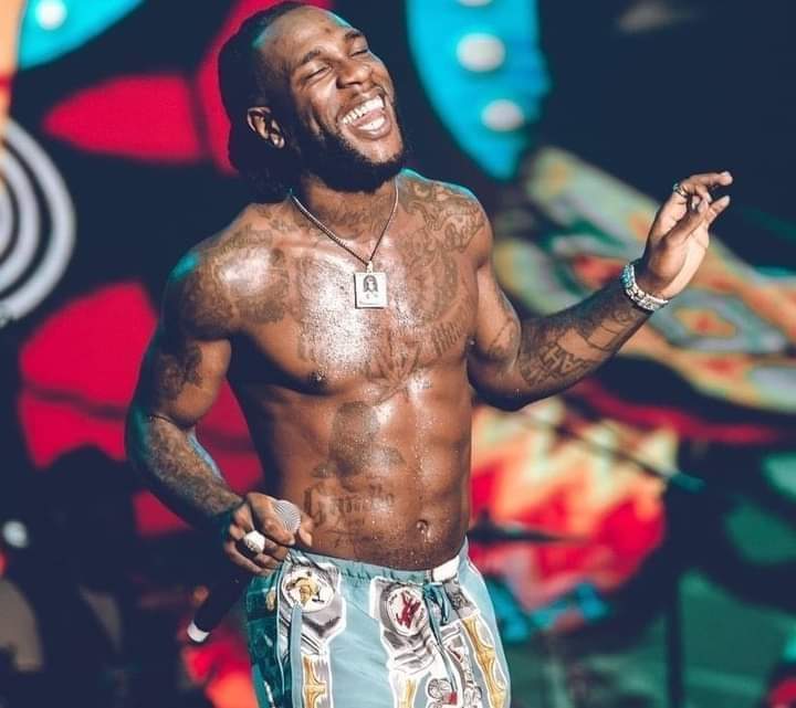 Image de Célébrités. Ce sont quatre artistes nigérians, à savoir Burna Boy, Asake, Tems et Ayra Starr qui ont été nominés aux célèbres BET Awards aux Etats Unis. Ils y seront pour défendre non seulement les couleurs du Nigeria, mais aussi, de tout le continent africain. Au delà, cela démontre de la place qu'est en train d'occuper la musique nigériane, en particulier, et africaine, en général, sur le plan mondial. Même si j'aurais également voulu voir Davido sur la liste, je leur tire mon chapeau. Que pensez vous de ces nominations ?