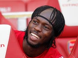 Image de Football. L’international ivoirien de l’As Roma, Gervinho, semble perturber par une offre faite à son égard par un club chinois qui s’intéresserait au joueur. Le jouer qui disait vouloir évoluer au haut niveau, semble perturber par l’offre financière qui lui a été proposé. Ce qui a suscité une hésitation. Autrement dit, le joueur n’est plus sûr de vouloir rester à l’As Roma. Nous attendons de vouloir quel choix il fera.