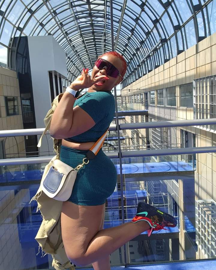 Image de Célébrités. La célèbre chanteuse nigériane, Yemi Alade est apparue toute belle avec une silhouette plus affinée. Ce serait les conséquences du sport et des squats. J'apprécie bien ce que je vois, surtout si c'est le fruit du sport et non de la chirurgie. Je suis contre la chirurgie et je pense que le sport peut produire de très bons résultats, meilleurs que ceux obtenus par la chirurgie. Qu'en dites vous ?