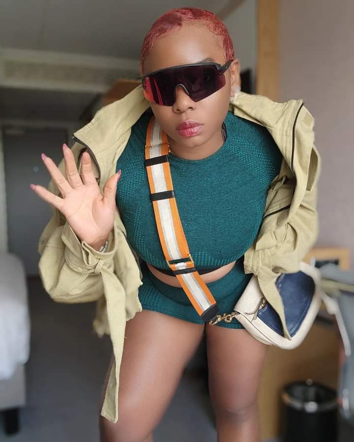 Deuxième Image de Célébrités. La célèbre chanteuse nigériane, Yemi Alade est apparue toute belle avec une silhouette plus affinée. Ce serait les conséquences du sport et des squats. J'apprécie bien ce que je vois, surtout si c'est le fruit du sport et non de la chirurgie. Je suis contre la chirurgie et je pense que le sport peut produire de très bons résultats, meilleurs que ceux obtenus par la chirurgie. Qu'en dites vous ?