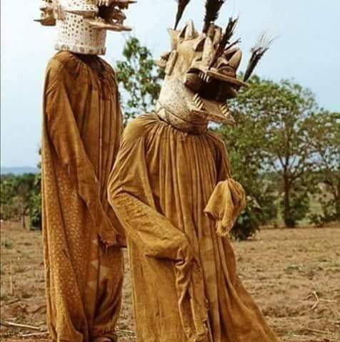 Image de Société. Une sage femme en service à l'hôpital de Ferkessedougou, dans le nord de la Côte d'Ivoire, en pays sénoufo, s'est faite surprendre et battre par un masque lors du "poro", un rite traditionnel chez les sénoufo, un peuple de Côte d'Ivoire. Pour manifester donc leur soutien à leur collègue qui s'est finalement vu hospitaliser à cause de blessures, le personnel de l'hôpital a décidé d'entrer en grève, assurant un service minimum. La dame n'était pas censée se retrouver dehors alors que le masque sortait, tel est l'argument des organisateurs de l'événement. Seulement la blessée dit n'avoir pas été informée de la sortie dudit masque. Pensez-vous que c'est une raison qui justifie qu'une honnête femme soit ainsi battue ? Que pensez-vous des rites traditionnels interdits aux femmes en culture africaine ?