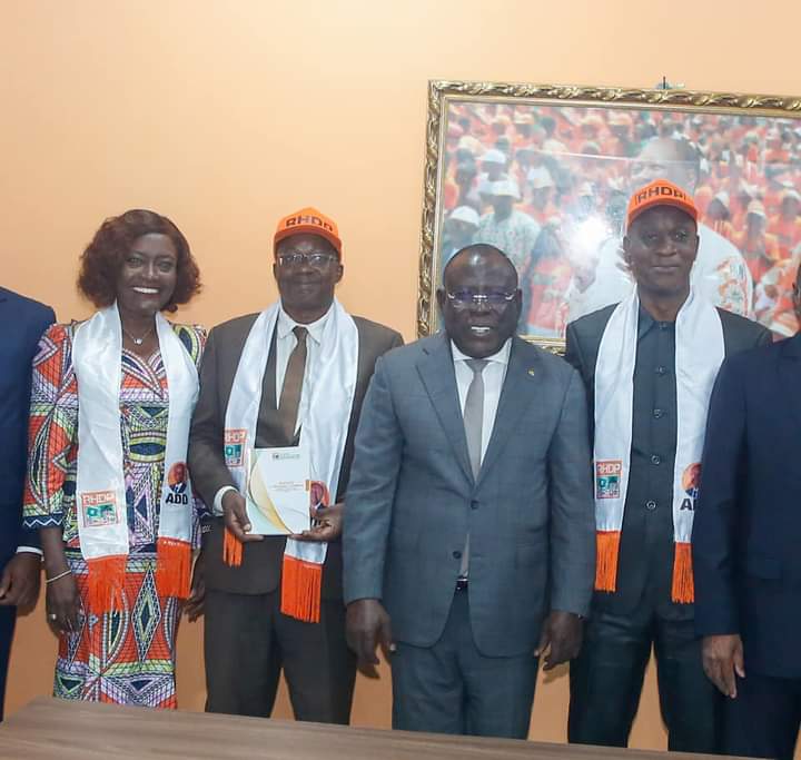 Image de Politique. Il s'agit d'un ex cadre du PPA-CI de Laurent Gbagbo, le Professeur Nahossé Ziao et un autre du GPS de Soro Guillaume, Toh Kambiré. Les deux hommes ont été présentés au RHDP. Selon le professeur Ziao, qui a passé plus de 28 ans près de Laurent Gbagbo, il choisit de virer au RHDP afin de s'aligner dans l'effort de paix et de reconstruction que prône le président Alassane Ouattara depuis son accession au pouvoir. Car c'est selon lui, l'objet de toute politique. Que pensez vous de cette défection de ces cadres?