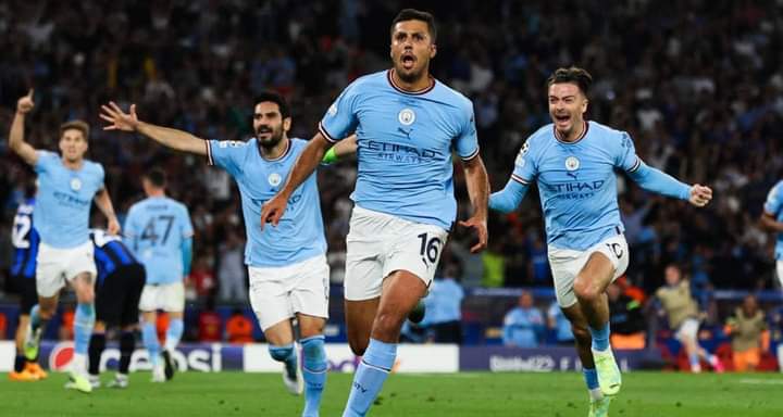 Troisième Image de Football. Les anglais de Manchester City ont remporté leur première ligue des champions en battant les italiens de l'Inter Milan sur le score de 1 but à 0. Erling Haaland, grâce à cette victoire, a de grandes chances de remporter le ballon d'or européen. Partagez-vous mon avis ?