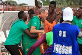 Image de Football. Les éléphants de Côte D’ivoire qui disputaient leur 3ème match de la compétition, ont obtenu leur ticket pour le second tour en battant le Gabon 4 buts à 1. Rappelons que les éléphants avaient perdu leur premier match contre le Rwanda puis remporter celui contre le Maroc. La victoire au 3ème était vraiment importante pour les permettre de se qualifier.