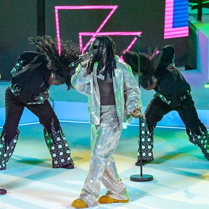 Image de Célébrités. L'artiste nigérian Burna Boy s'est produit lors de la finale de la ligue des champions européenne. Il devient ainsi le seul artiste africain à se produire lors d'une finale de ladite compétition. Encore une fois de plus, cela démontre de la dimension planétaire qu'est en train de prendre la musique nigériane, en particulier, et africaine, en général. Bravo à lui. Que pensez vous de cet honneur ?