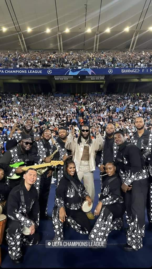 Deuxième Image de Célébrités. L'artiste nigérian Burna Boy s'est produit lors de la finale de la ligue des champions européenne. Il devient ainsi le seul artiste africain à se produire lors d'une finale de ladite compétition. Encore une fois de plus, cela démontre de la dimension planétaire qu'est en train de prendre la musique nigériane, en particulier, et africaine, en général. Bravo à lui. Que pensez vous de cet honneur ?