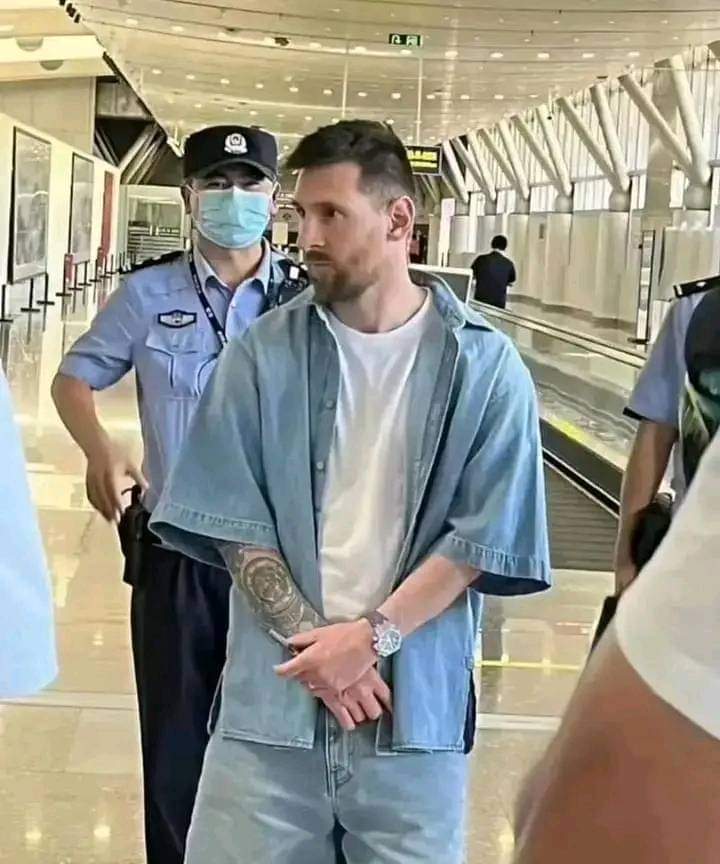 Image de Football. Le joueur argentin, Leo Messi a été arrêté à l'aéroport de Pékin en Chine pour défaut de passeport. Le joueur s'y rendait pour assister à un match amical entre son pays et l'Australie. Revenu de Taiwan, il a pensé qu'avec son passeport espagnol, car il possède la double nationalité, il n'avait pas besoin de visa pour entrer sur le territoire chinois. Apparemment, il n'a pas bénéficié de clémence et a été interpellé en dépit de toute sa notoriété. Pour dire que, la loi s'applique à tous et qu'aucune exception n'est admise sans dérogation légale. Que pensez-vous de cette interpellation ?