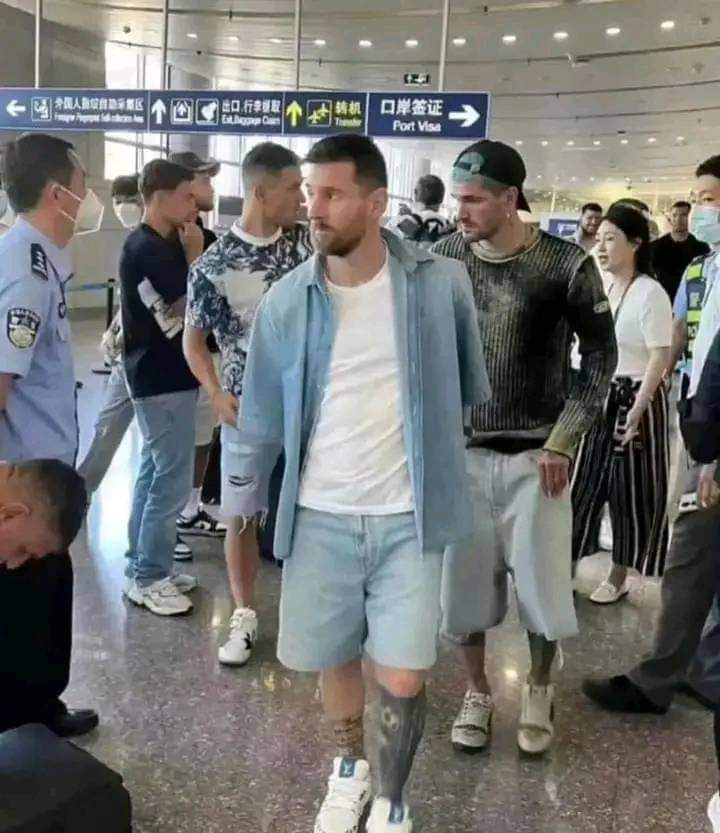 Deuxième Image de Football. Le joueur argentin, Leo Messi a été arrêté à l'aéroport de Pékin en Chine pour défaut de passeport. Le joueur s'y rendait pour assister à un match amical entre son pays et l'Australie. Revenu de Taiwan, il a pensé qu'avec son passeport espagnol, car il possède la double nationalité, il n'avait pas besoin de visa pour entrer sur le territoire chinois. Apparemment, il n'a pas bénéficié de clémence et a été interpellé en dépit de toute sa notoriété. Pour dire que, la loi s'applique à tous et qu'aucune exception n'est admise sans dérogation légale. Que pensez-vous de cette interpellation ?