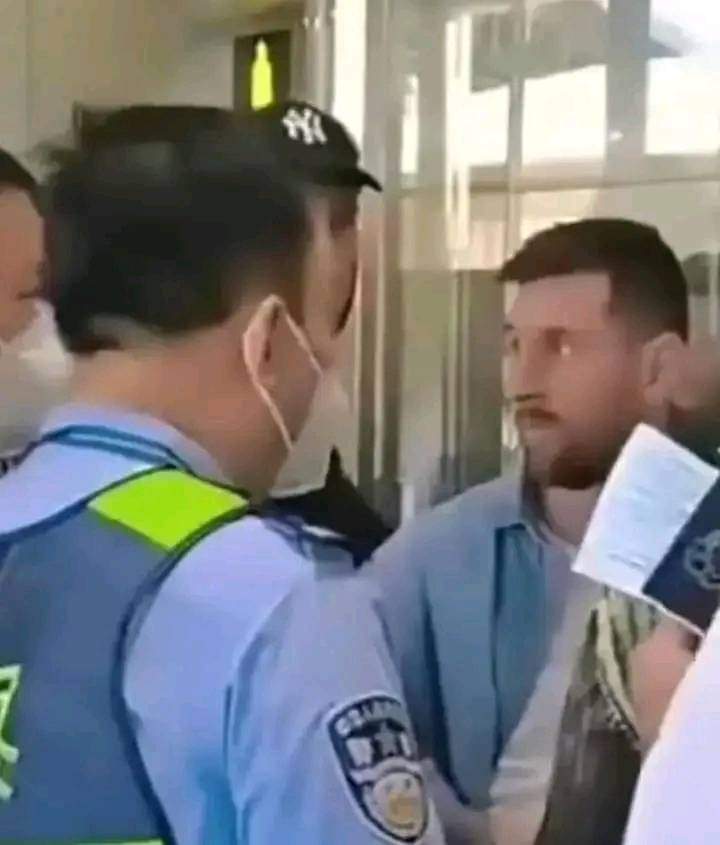 Troisième Image de Football. Le joueur argentin, Leo Messi a été arrêté à l'aéroport de Pékin en Chine pour défaut de passeport. Le joueur s'y rendait pour assister à un match amical entre son pays et l'Australie. Revenu de Taiwan, il a pensé qu'avec son passeport espagnol, car il possède la double nationalité, il n'avait pas besoin de visa pour entrer sur le territoire chinois. Apparemment, il n'a pas bénéficié de clémence et a été interpellé en dépit de toute sa notoriété. Pour dire que, la loi s'applique à tous et qu'aucune exception n'est admise sans dérogation légale. Que pensez-vous de cette interpellation ?