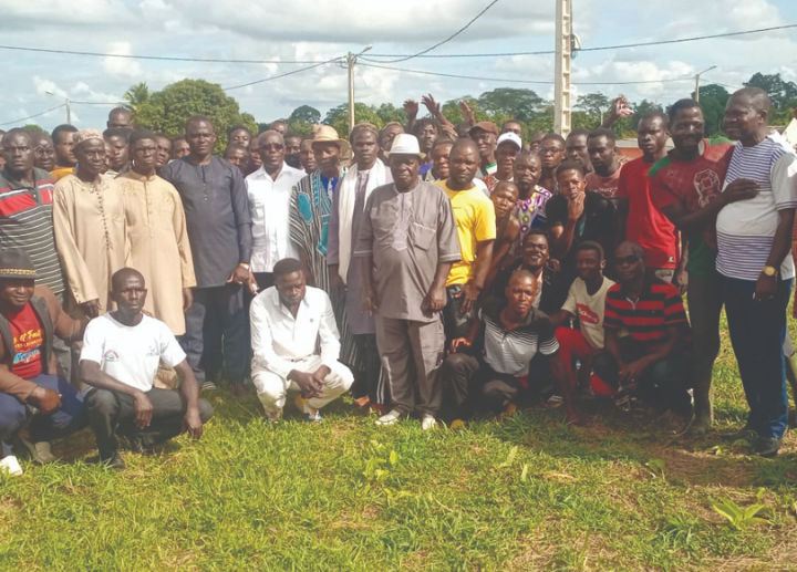 Image de Société. Un conflit intercommunautaire est survenu dans la localité de Toulepleu dans le grand ouest ivoirien, particulièrement dans la zone de Ziombli. Les circonstances de ce drame n'ont été dites, toutefois, il ya eu un décès du côté des allogènes Burkinabè et plusieurs maisons des autochtones ont été incendiées. Et oui, c'était un conflit entre les autochtones et les allogènes venus du Burkina Faso. Le calme est revenu après l'intervention des autorités de la commune, et le calumet de la paix a été fumé par les différentes communautés belligérantes. Selon vous, qu'est ce qui explique ces conflits récurrents entre les autochtones et généralement, la communauté allogène Burkinabè ?